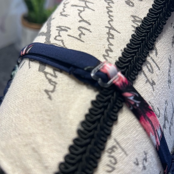 NWT - Floral print blouse, off-the-shoulder with adjustable straps. - Picture 3 of 5